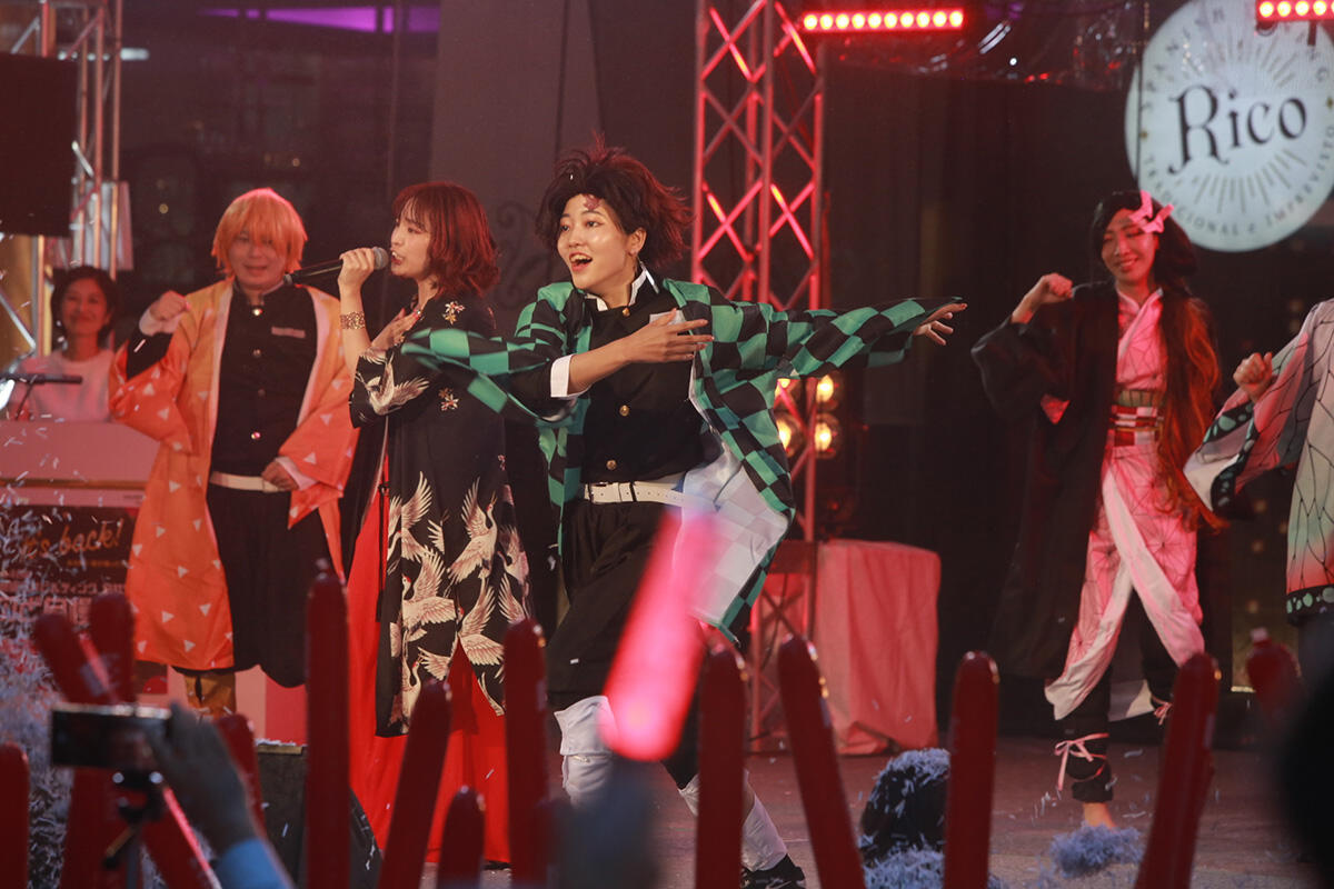 歌のラインナップは最新のアニメソングから、90年代J-POP、TikTokで流行ったダンスパフォーマンスまで幅広い。